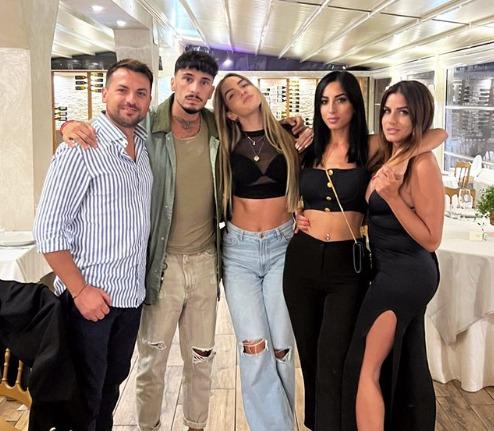 Alessia e Davide di “Temptation Island” sono tornati insieme? La coppia a cena con Manu, Isabella e Francesca