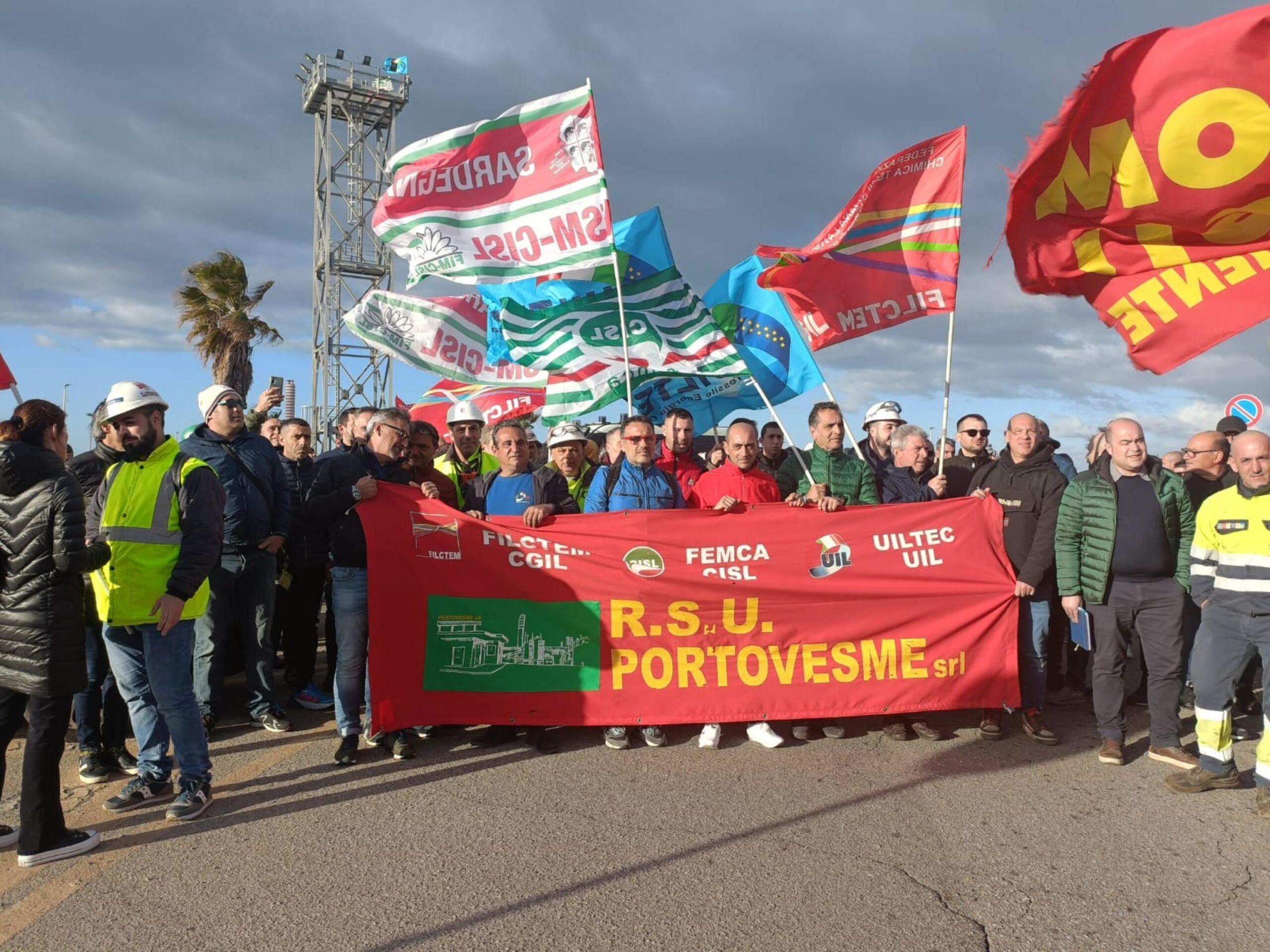 Portovesme Srl news, corteo all’ingresso principale. I lavoratori: “Abbiamo concordato il blocco dei cancelli”.