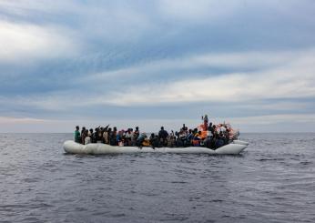 Migranti, la Ocean Viking sbarca a Salerno: a bordo 92 persone, tra cui una cinquantina di minori