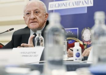 La Schlein non parla e De Luca punta il terzo mandato da presidente, ma deve cambiare la legge. Le opposizioni: “Azione di pura follia”