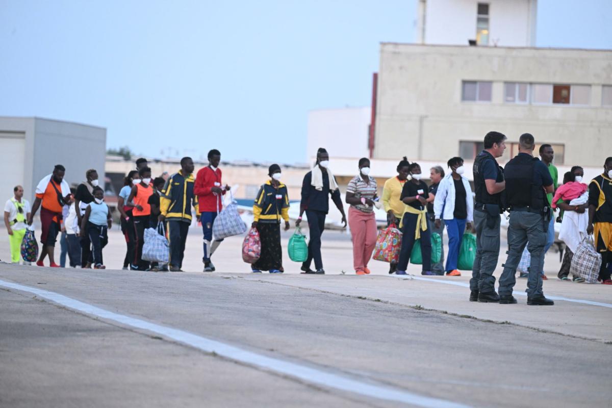 Crotone, arrivano nuovi sbarchi anche nell’ultimo giorno del 2023: soccorso un natante con a bordo 59 persone