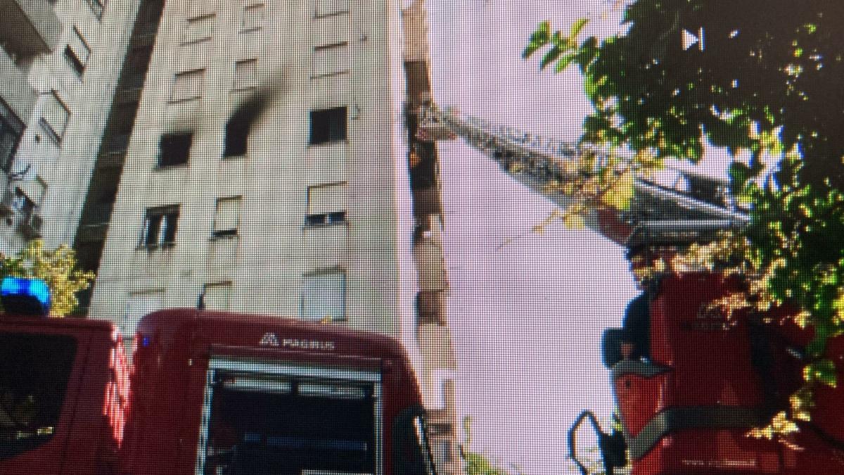 Trieste, incendio in un appartamento in via Capitolina: nessun ferito, indagini in corso