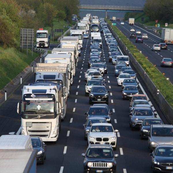 Arezzo, incidente sull’A1 Milano-Napoli: tir in fiamme vicino a Valdarno, 11 km di coda verso Roma