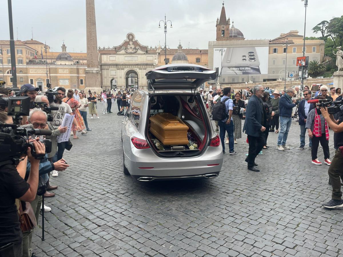 Franco Di Mare funerali, l’ultimo saluto al giornalista Rai nella Chiesa degli Artisti a Roma. La figlia Stella: “Mi ha lasciato un DNA emotivo”