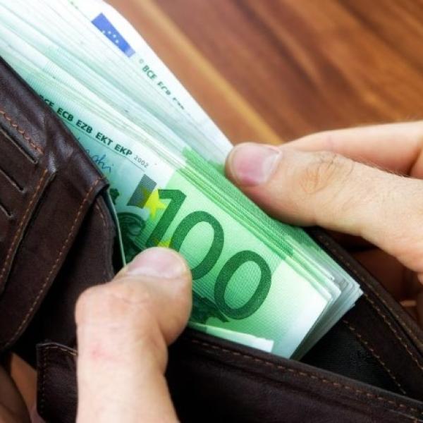 Chi prende 10.000 euro quanto deve pagare di tasse? Partita Iva regime forfettario e ordinario