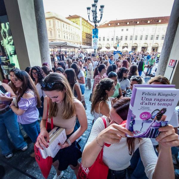 Libri: chi è Felicia Kingsley, la scrittrice italiana che ha venduto di più nel 2023, e perché sono inquietanti certe classifiche