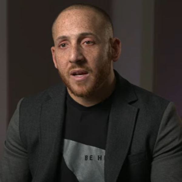 La storia di Kevin Hines, a 19 tenta il suicidio dal Golden Gate Bridge. Vive per miracolo. Oggi è uno speaker motivazionale e salva vite