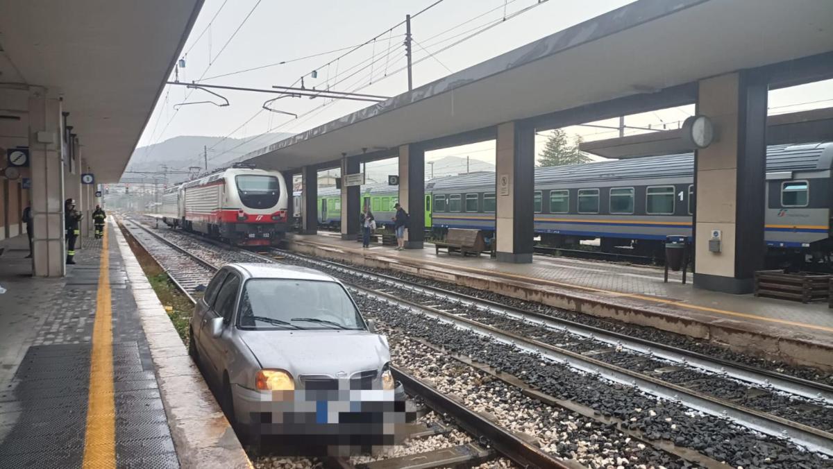 Fabriano, entra con l’auto nella stazione e finisce sui binari: pan…