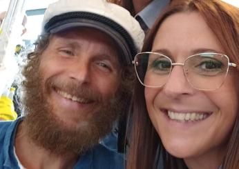 Jovanotti rientra in Italia da Santo Domingo dopo l’incidente: il cantante atterra a Forlì e si prepara per la riabilitazione | VIDEO