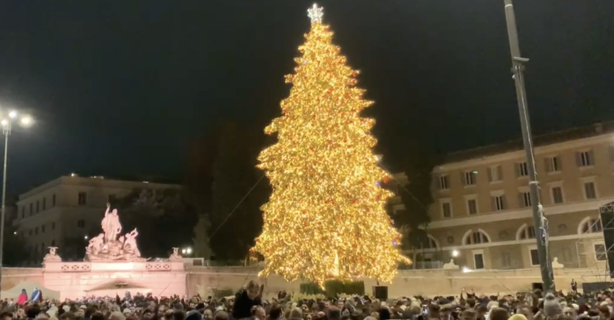 Roma, il momento dell’accensione dell’albero di Natale a Piazza del…