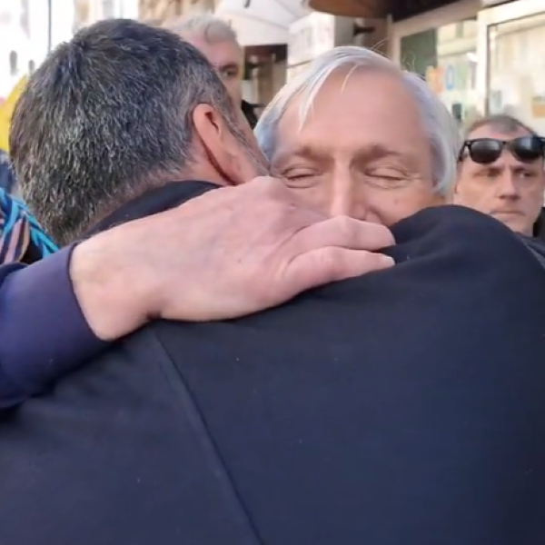 Roma, abbraccio tra Don Ciotti e Decaro. Il fondatore di Libera: “Attacco politico. Siamo indignati, c’è brutto clima”| VIDEO