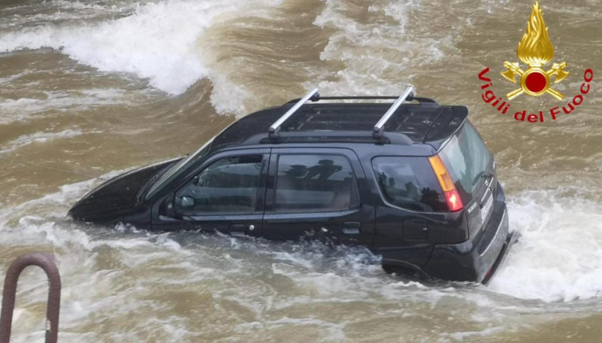 Violenta alluvione a Cagliari: strade come fiumi e auto bloccate