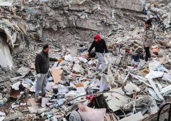 Terremoto in Siria e Turchia, il bilancio si aggrava: verso i 40mila morti. Nel mirino i condoni edilizi