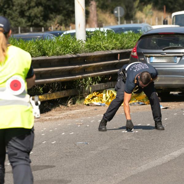 Porta di Roma, auto si ribalta dopo uno scontro: due feriti, uno è in codice rosso