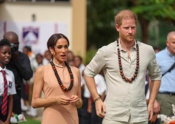 Harry e Meghan, tensione di coppia dopo la Nigeria: “Non mi prendere la mano”, cosa è successo tra i duchi di Sussex