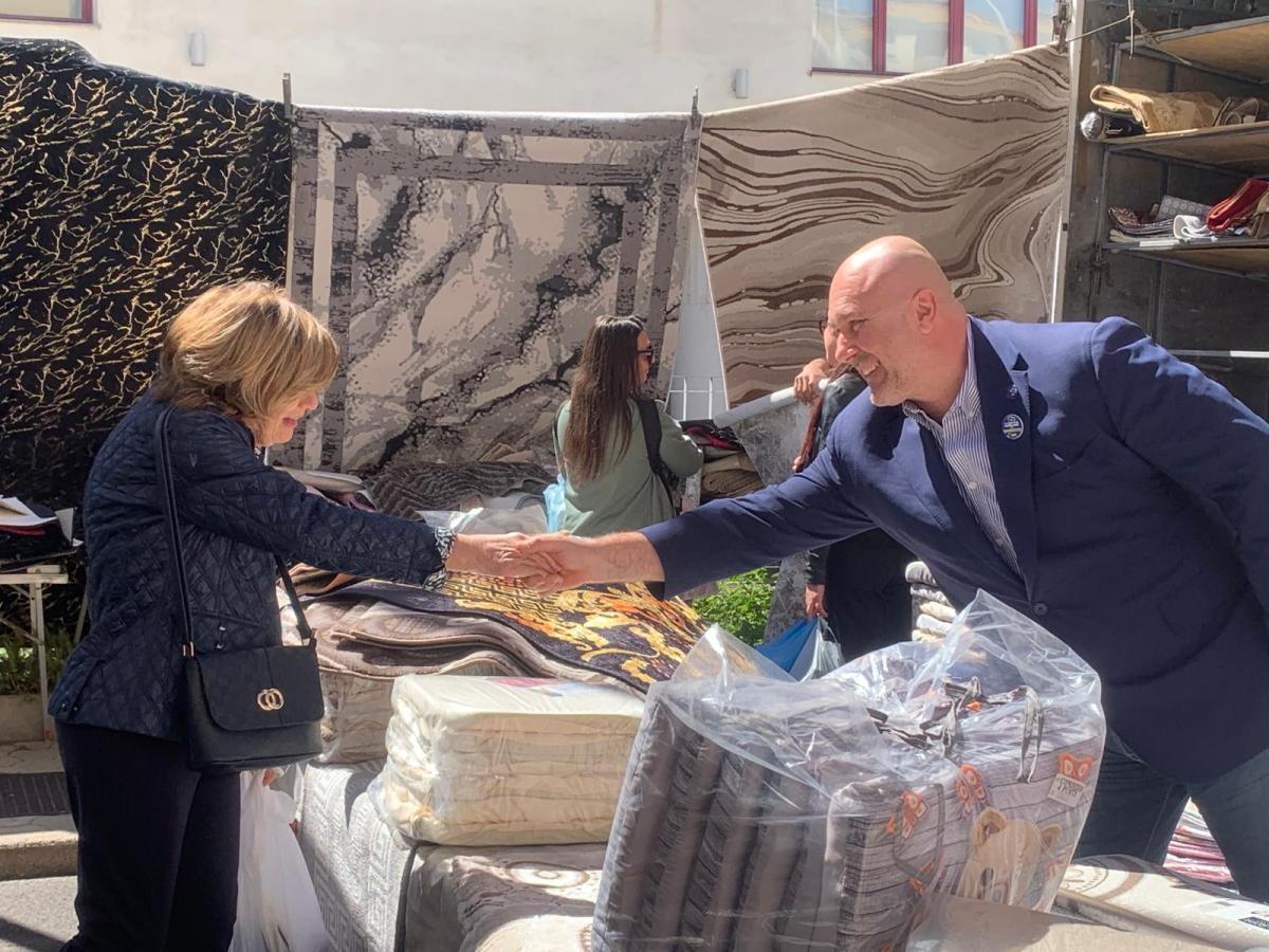 Il Bandecchi tour in Calabria: oggi Reggio, prima tappa il mercato di viale Calabria. Il segretario AP: “Alle elezioni europee 2024 da soli. Meglio una sconfitta sana che una vittoria rappezzata” | VIDEO E FOTO