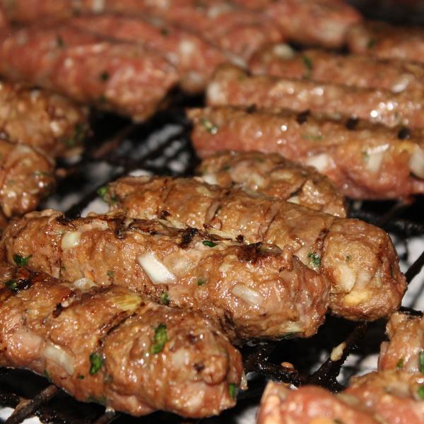 Che cosa sono i cevapcici: ricetta per farli a  casa