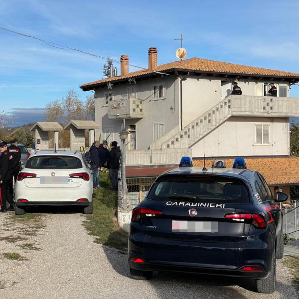 Emanuela Massicci, uccisa dal marito con i due figli in casa: lui ha tentato il suicidio