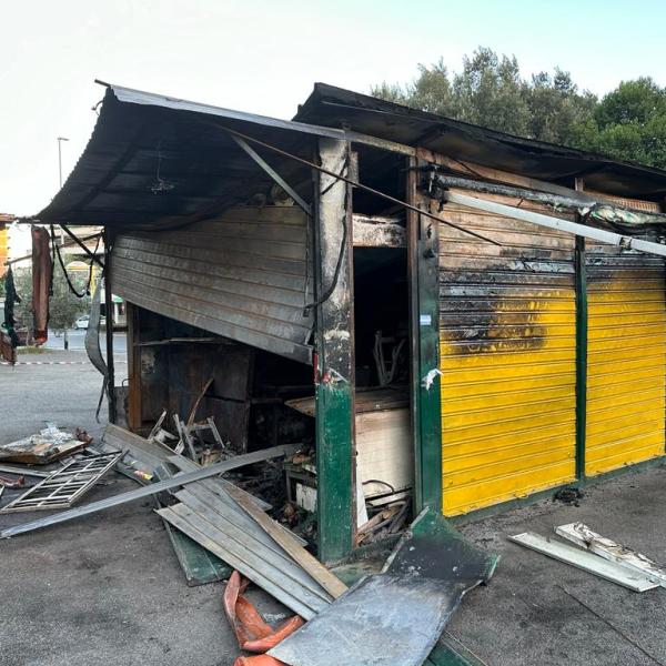 Roma, chiosco frutta e verdura incendiato a Colli Aniene, i proprietari forse vittime del racket: “Un telefonata per chiedere soldi, abbiamo rifiutato”. Gli abitanti lanciano una raccolta fondi