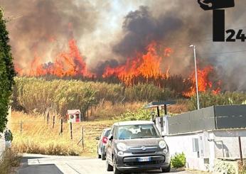 Roma, incendio a Casal Lumbroso oggi, dopo ore di attesa famiglie rientrate nelle case. “E’ stato un incubo, il caos. Non se ne può più”| FOTO E VIDEO