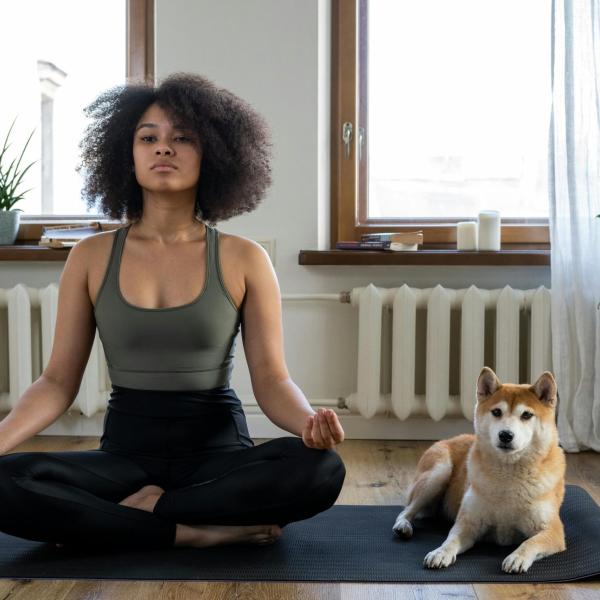 Dog Yoga: che cos’è e come praticarlo