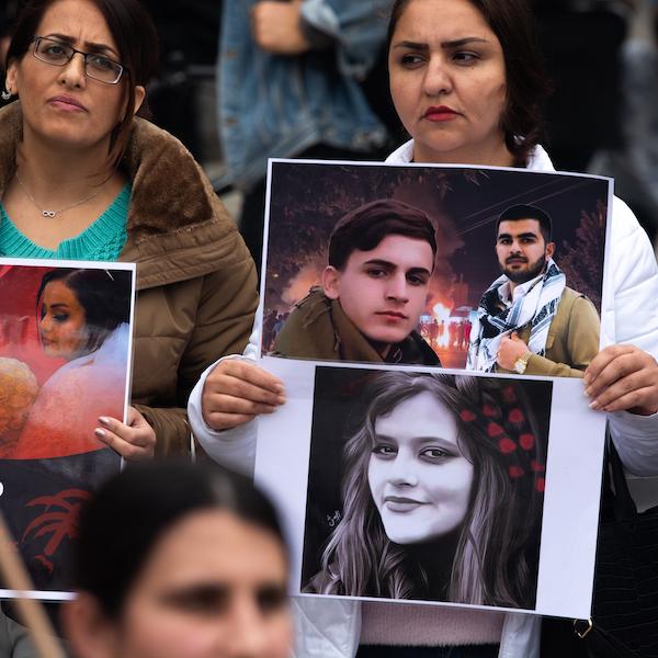 Proteste in Iran, i manifestanti danno fuoco alla casa del “Leader …