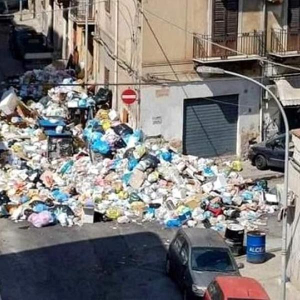 Emergenza rifiuti a Palermo, sui social spuntano i video con i topi. Randazzo (M5S): “Gli spazzini sono pochi e in ferie. Si mira alla privatizzazione della gestione” | FOTO e VIDEO