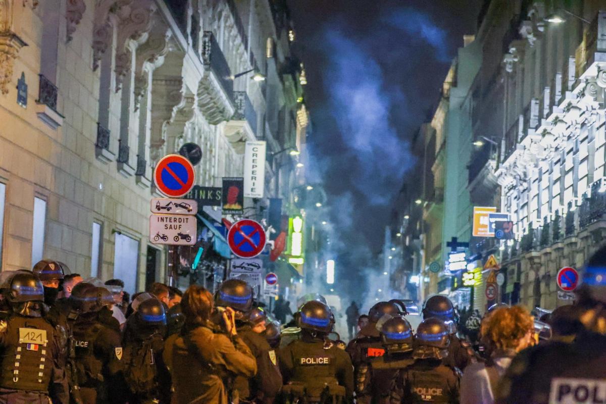 Scontri in Francia, i sindaci scendono in piazza contro le proteste…