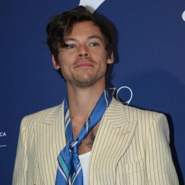 Venezia 79, Harry Styles ha sputato su Chris Pine? Il video è virale