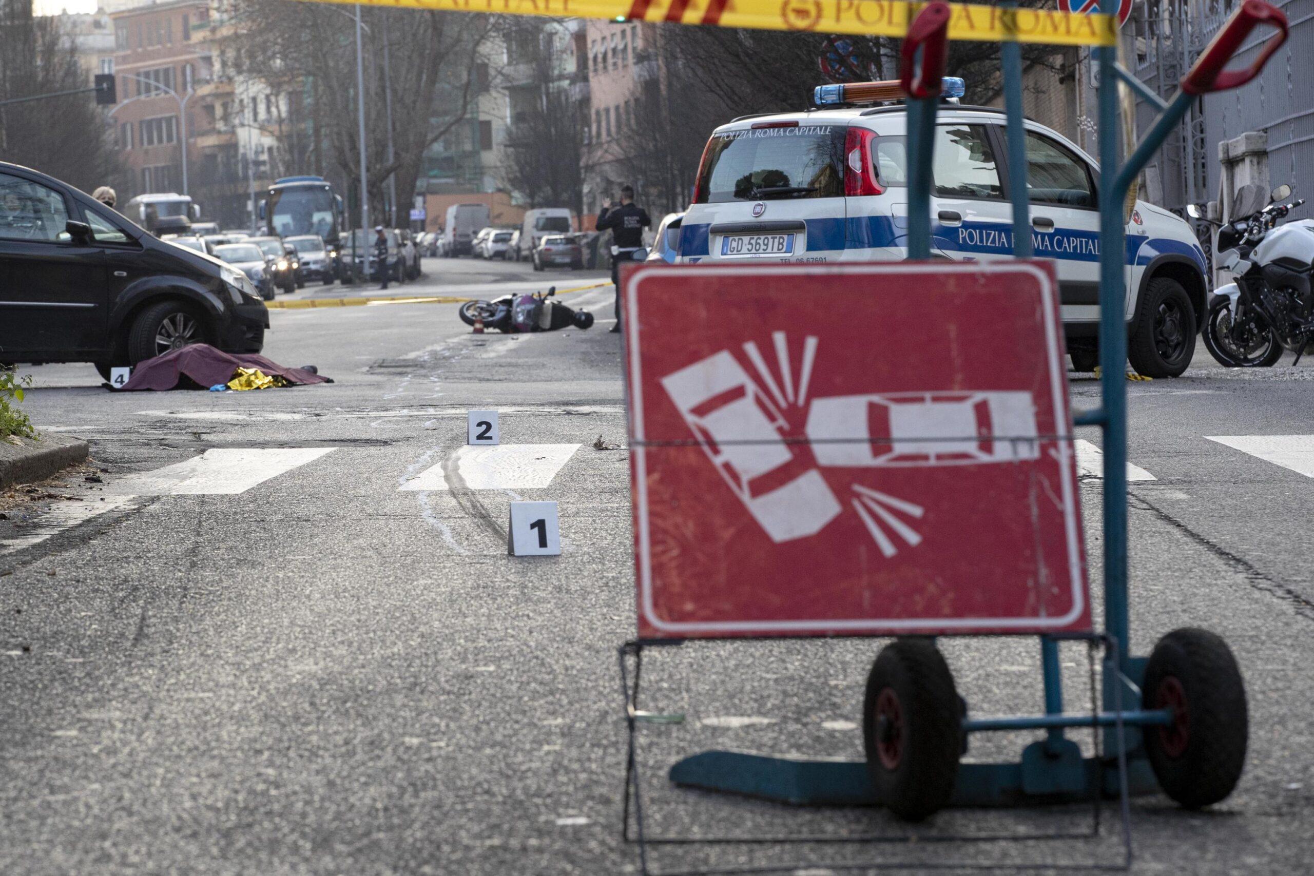 Incidente a Roma: moto travolta da un’auto che si dà alla fuga sotto gli occhi di testimoni