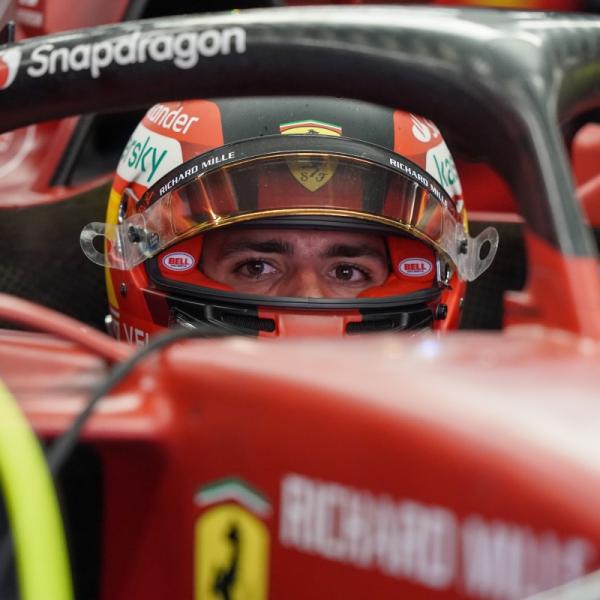 Formula 1, il papà di Sainz: “Presto la Ferrari punterà su uno solo”