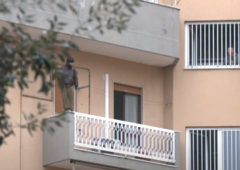 Pescara, da due giorni in bilico sul balcone di casa: 23enne minaccia il suicidio | VIDEO