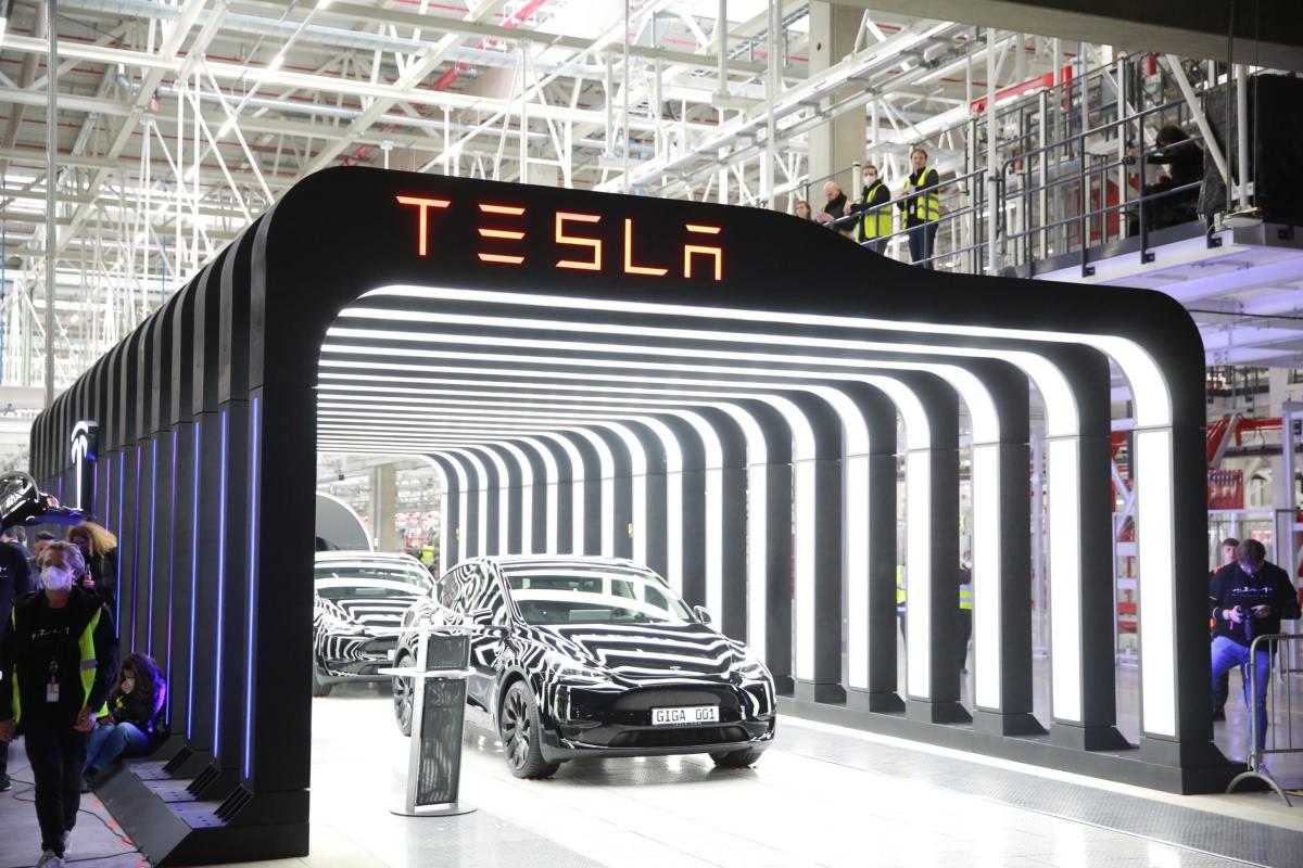 Covid, Tesla sospende la produzione a Shanghai