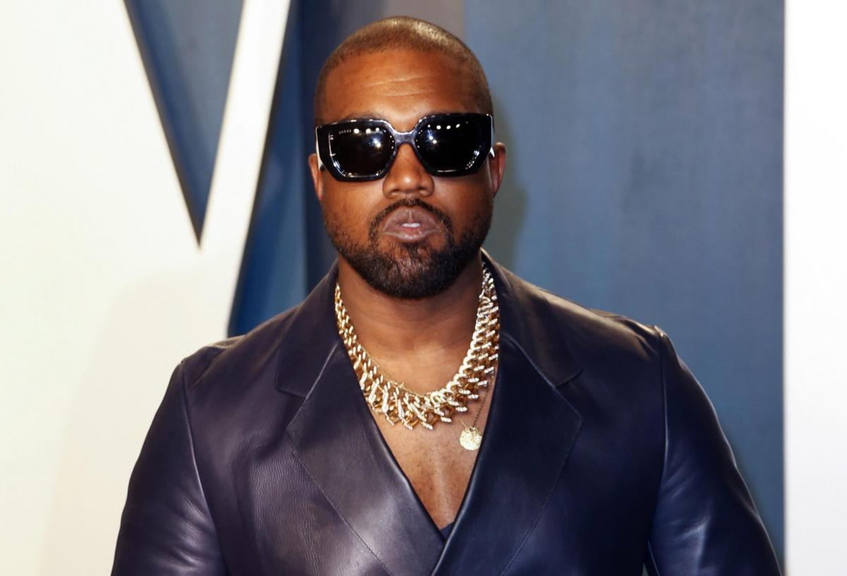 Kanye West al centro della polemica: abiti proposti in sacchi della…