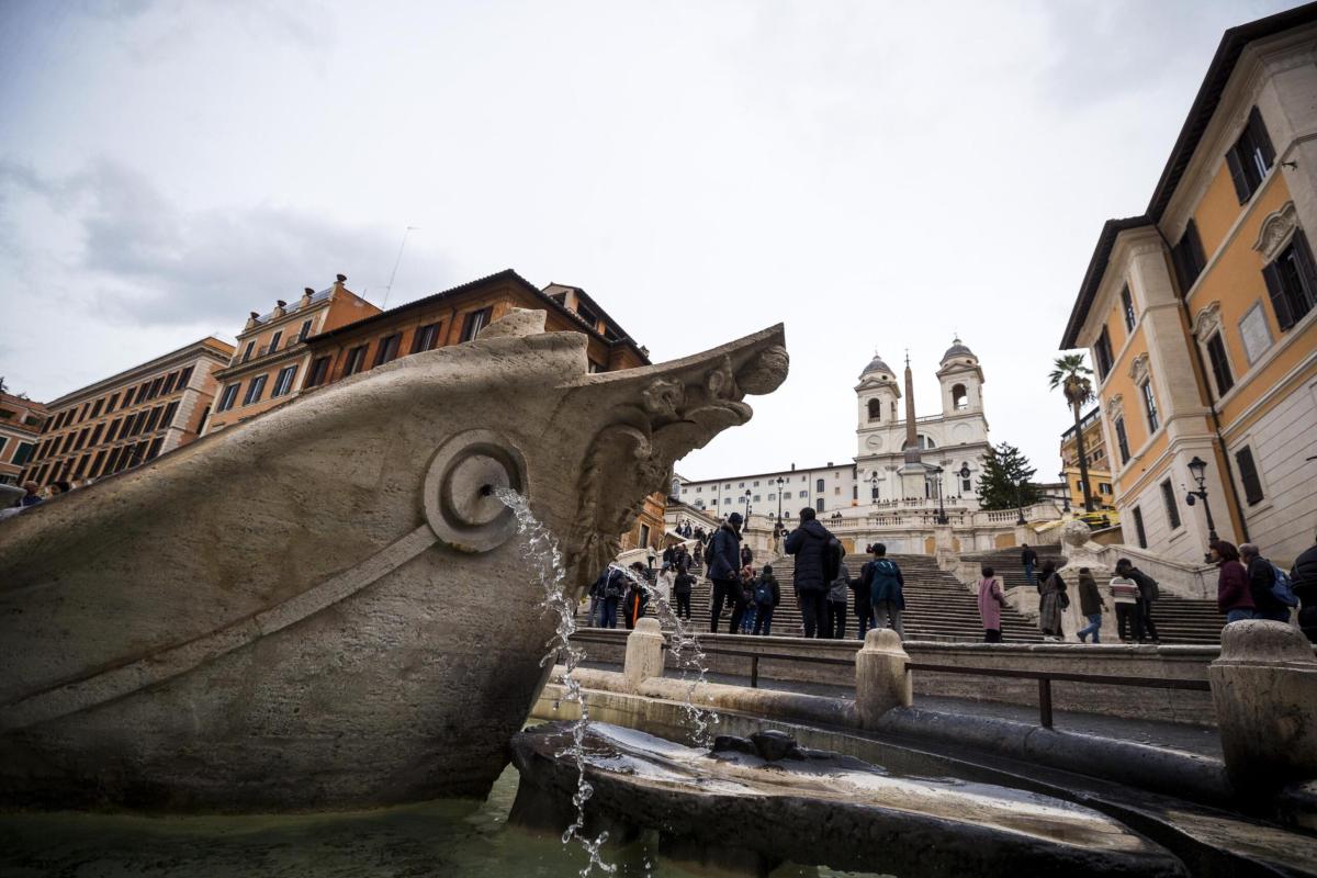 Roma, blitz a Piazza di Spagna: attivisti di Ultima Generazione imb…