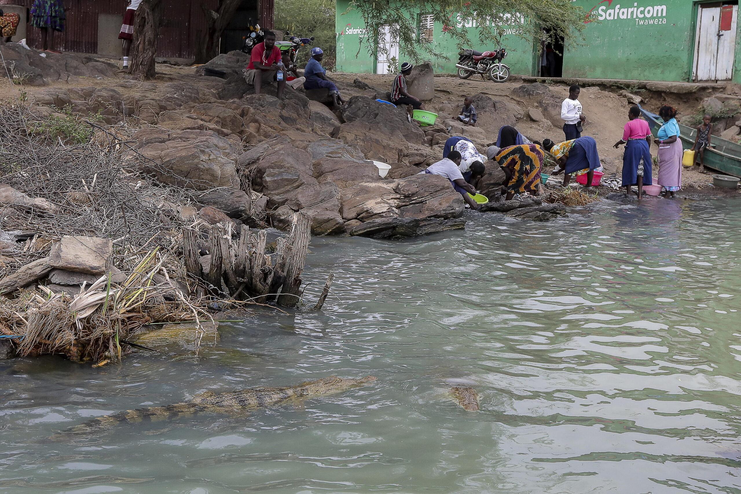 Alluvione in Kenya, autista estratto dal suo veicolo | VIDEO