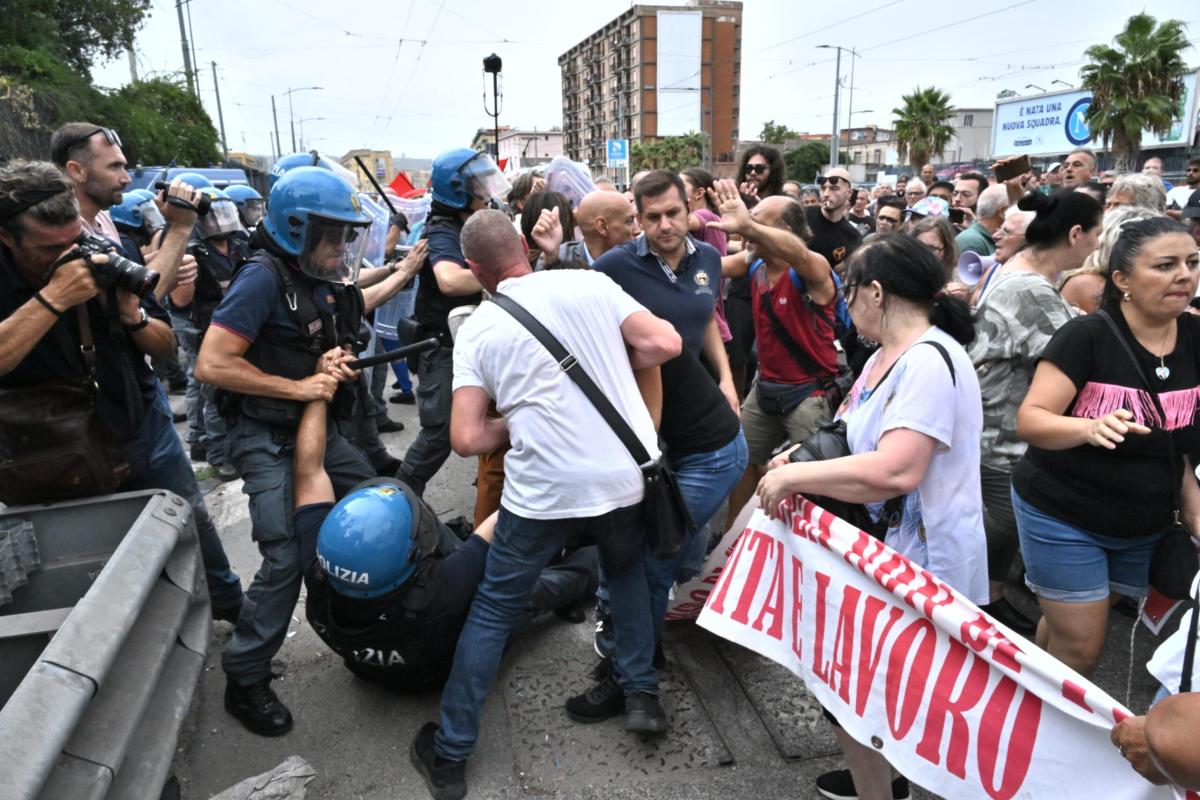 Napoli, corteo per il reddito di cittadinanza: traffico in tilt e s…