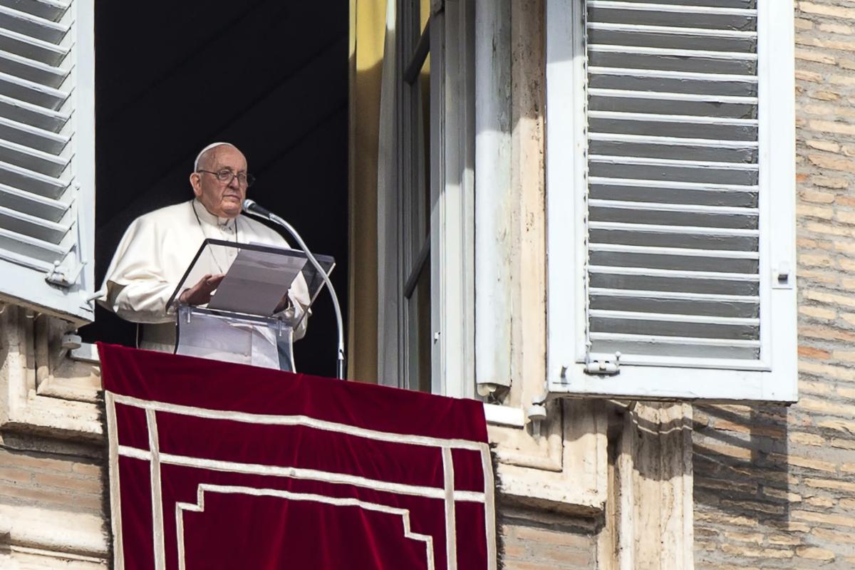 Angelus, papa Francesco ai fedeli: “Il diavolo ci toglie la libertà”