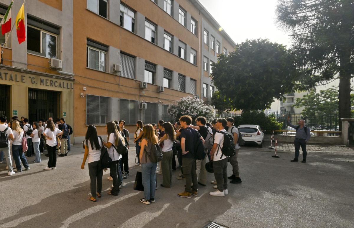 Porto Torres, studente di 17 anni insulta un professore e gli schiaccia la mano nella porta