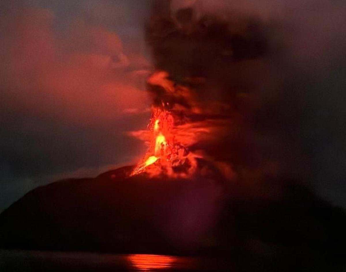 Indonesia, nuova eruzione del vulcano Ruang: evacuate 12mila persone, rischio tsunami