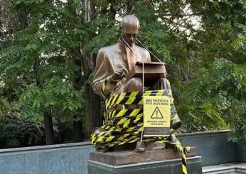 Statua Montanelli Milano avvolta da un nastro: blitz ambientalista di Extinction Rebellion