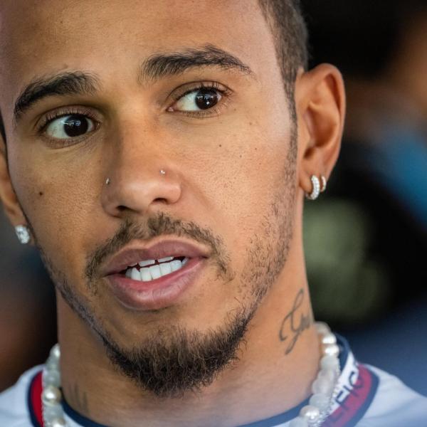 Formula 1, la proposta di Hamilton: “Stop agli aggiornamenti ad agosto”