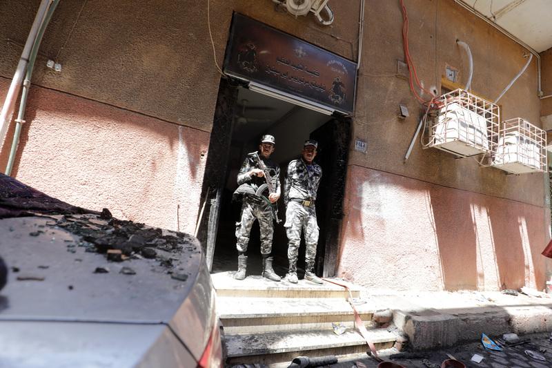 Egitto, incendio in una chiesa copta del Cairo durante la funzione: 41 le vittime accertate