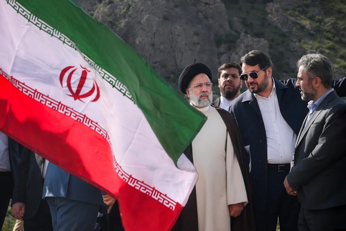 Iran, incidente in elicottero per Raisi, Khamenei: “Dio lo riporti tra le braccia della nazione”. Trovato il veicolo ma nessuna informazione sul presidente