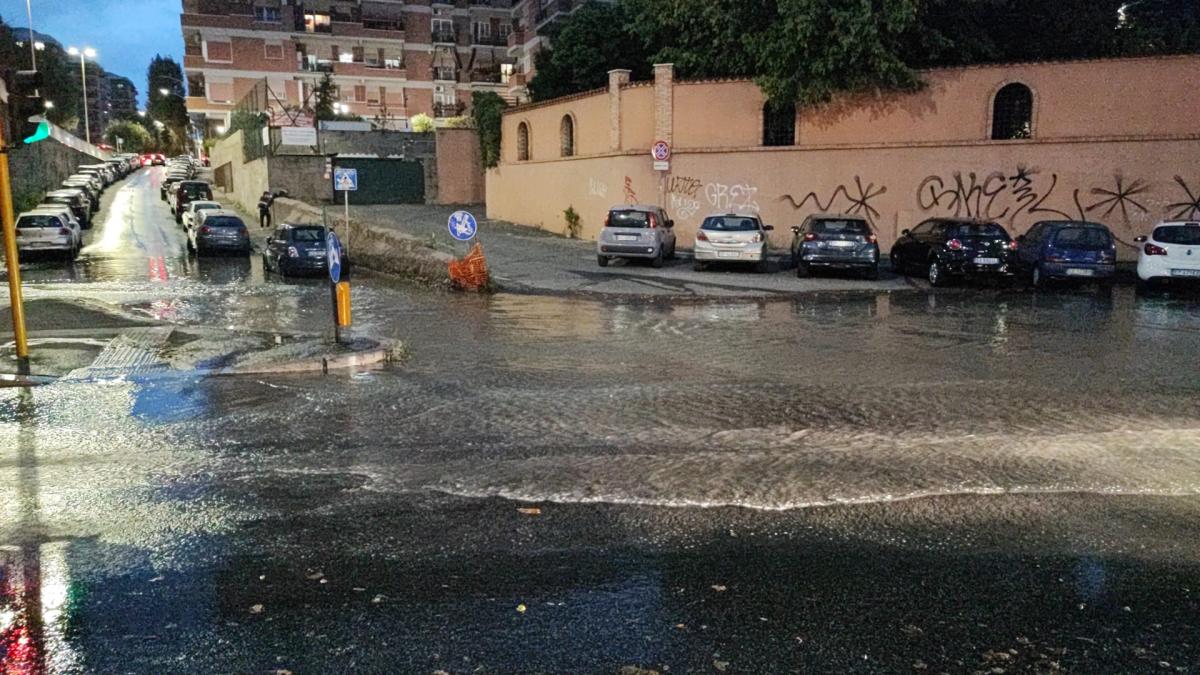 Roma si rompe un tubo, un fiume d’acqua e fango invade Monteverde: …