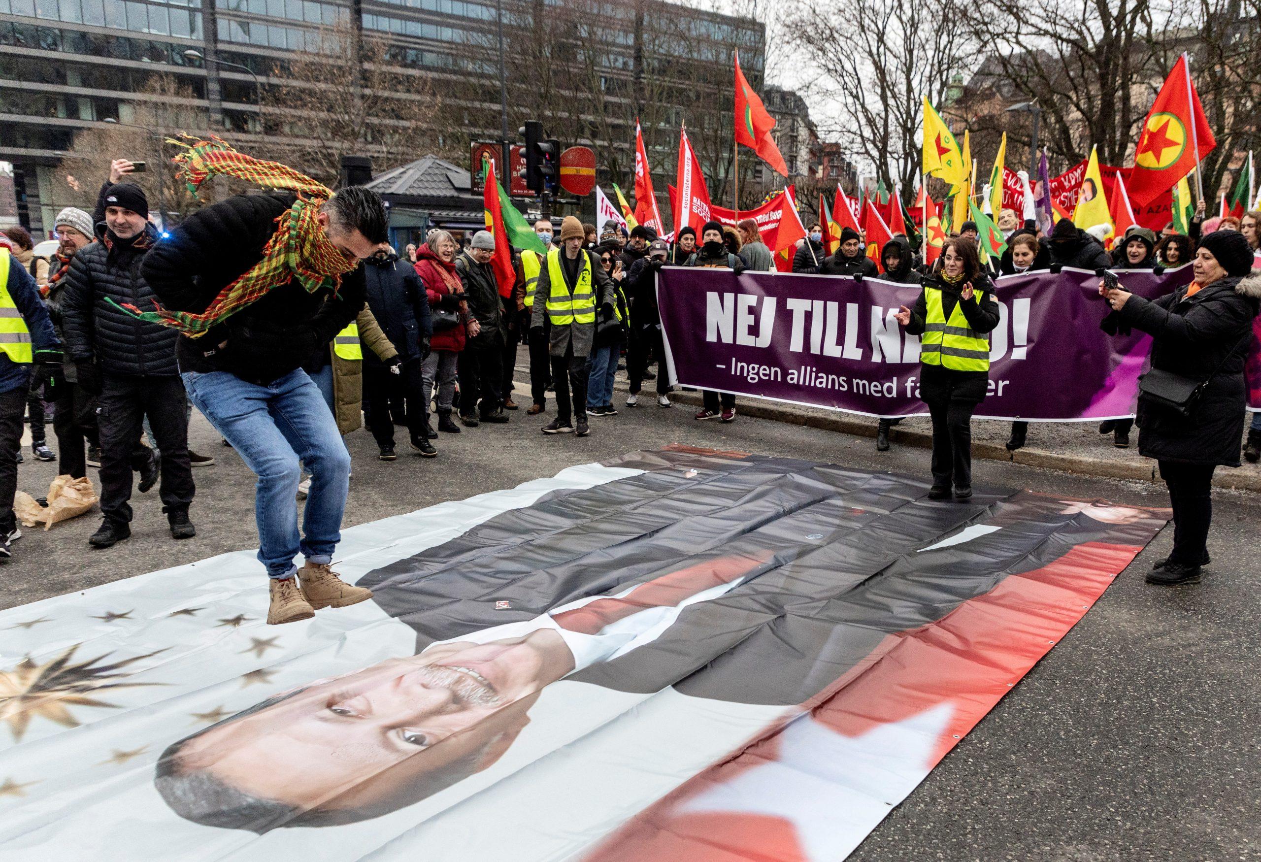 Svezia: manifestanti bruciano il Corano, ira di Ankara