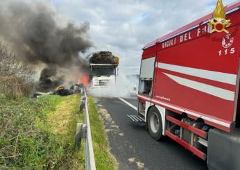 Incendio sulla A12 Roma-Civitavecchia, caos traffico per camion di fieno andato in fiamme