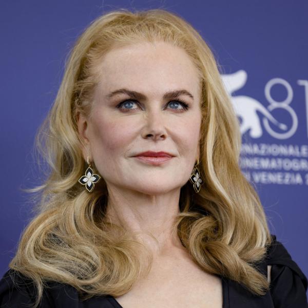 Nicole Kidman al Festival di Venezia assediata dai fan: l’arrivo in grande stile con Antonio Banderas | VIDEO