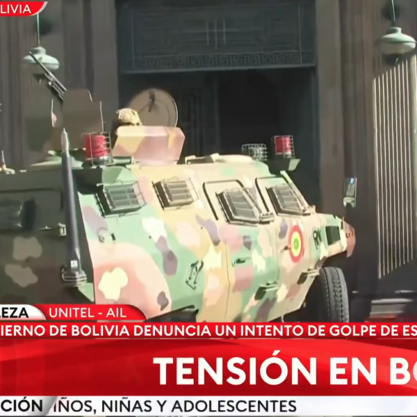 Tentativo di colpo di stato in Bolivia, mezzi armati e militari irrompono nel palazzo di Governo |VIDEO