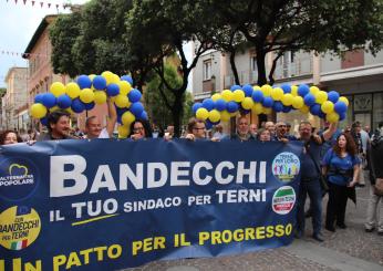 Elezioni a Terni, il neo sindaco Bandecchi accompagnato dalla folla per la festa in municipio | Video